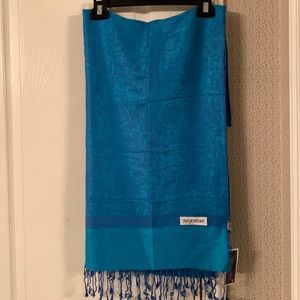 Fringed fashion wrap.